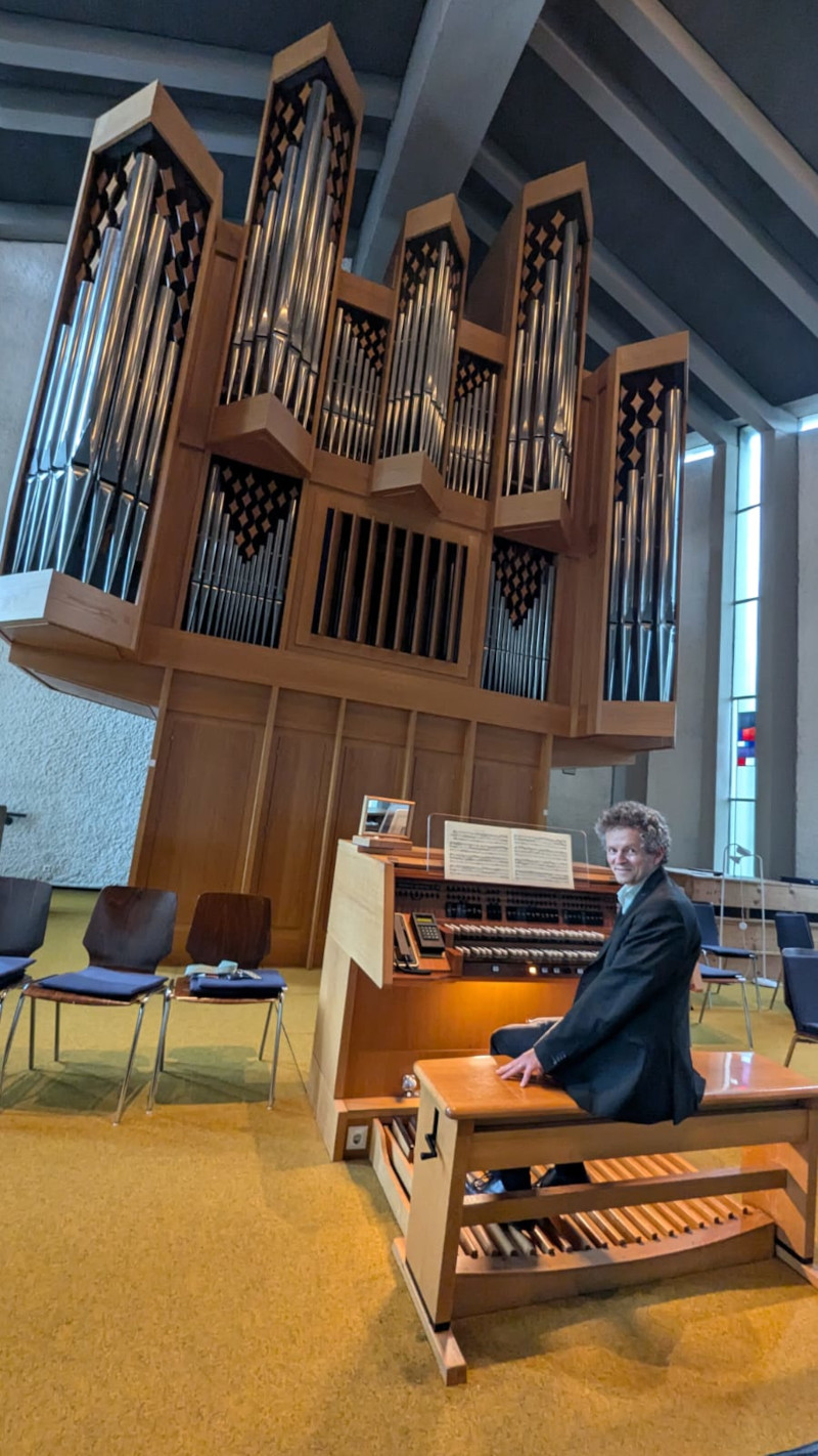 Hans-Peter Merz an der Orgel in der Heilig-Kreuz-Kirche in Albstadt-Ebingen
